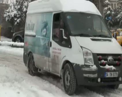 Buz pistine dönen yollarda araçlar kaydı