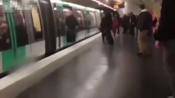 Irkçı Chelsea taraftarları Paris'te metroyu karıştırdı