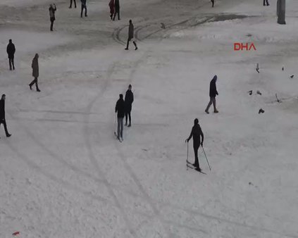 Taksim meydanında kayak keyfi