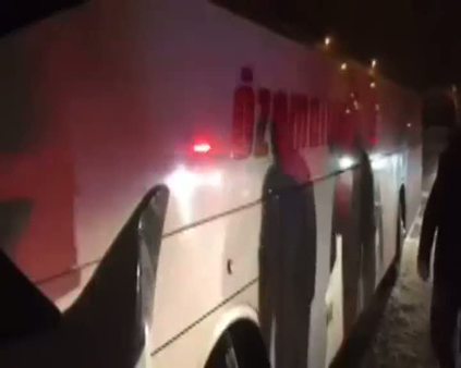 Balıkesir’de buzlanan yolda tır yolcu otobüsüne çarptı