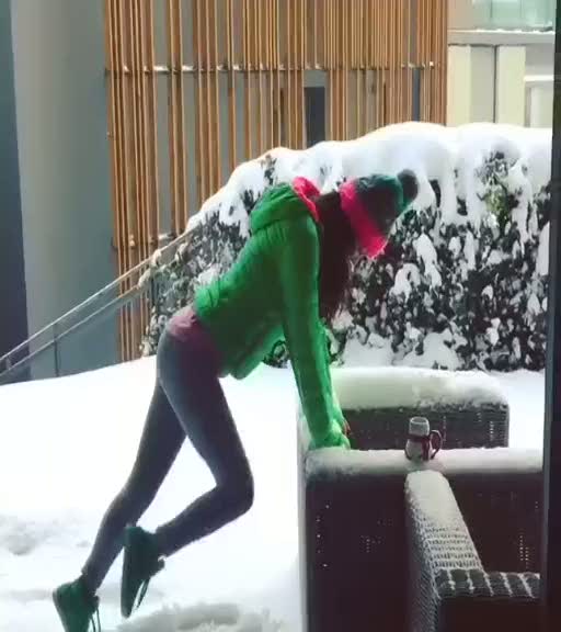 Ebru Şallı karlı havada da pilates yaptı
