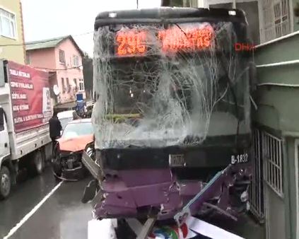 Sarıyer'de halk otobüsü kazası: 2 ölü 8 yaralı