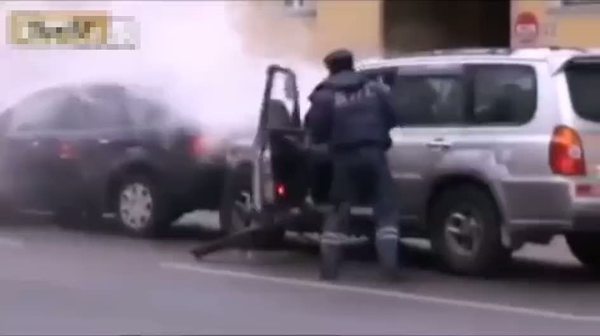 Polise direnen alkollü sürücü halk dayağı yedi