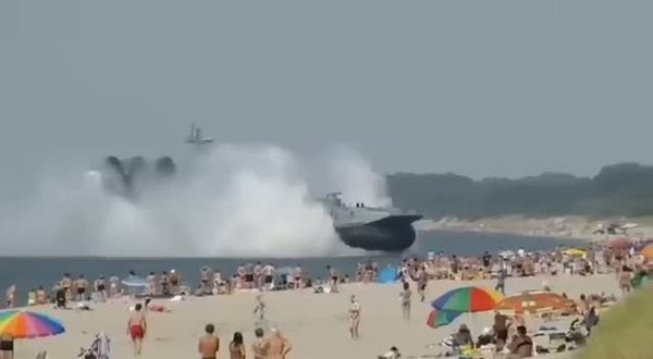 Sahile çıkarma yapan 550 tonluk hovercraft
