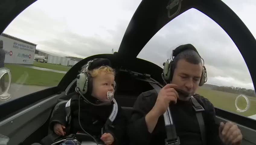 Oğluna uçuş deneyimi yaşatan pilot baba