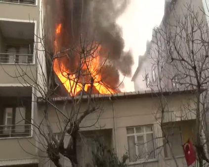 Üsküdar'da bir binada çıkan yangın korkuttu