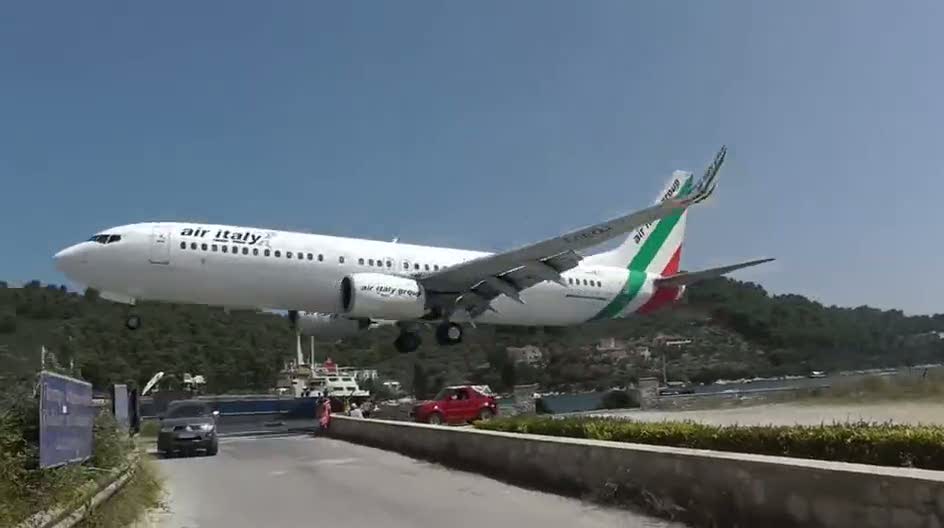 Çılgın pilot yola teğet geçti