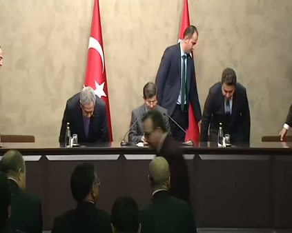 Başbakan Davutoğlu Portekiz'e gitti