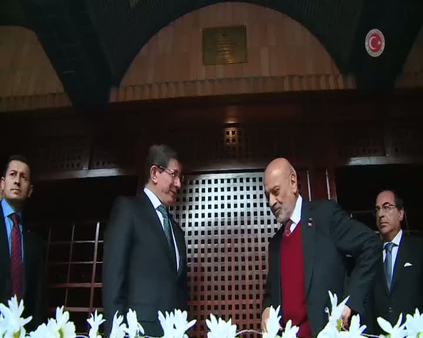 Başbakan Davutoğlu, Lizbon Merkez Camisi’ni ziyaret etti