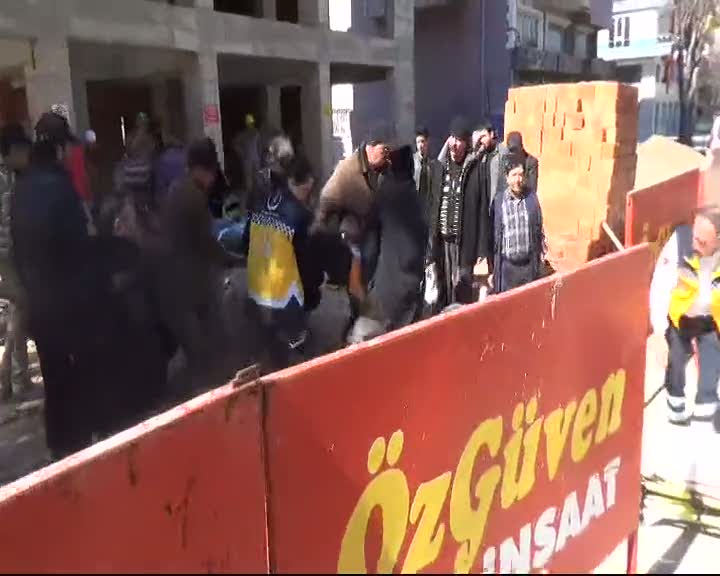 İnşaat işçisi 6. kattan aşağı düştü