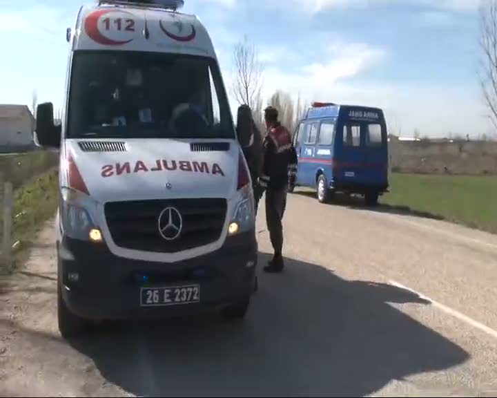 Kadın sürücü düz yolda tarlaya uçtu