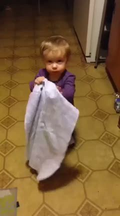 Hayalet olmaya çalışan minik çocuğun sevimli hali