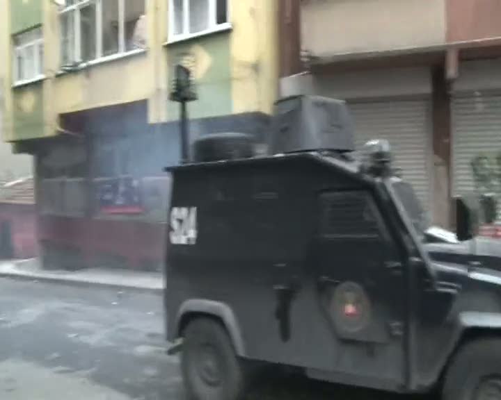 Göstericiler Mobese’leri çekiçle parçaladı