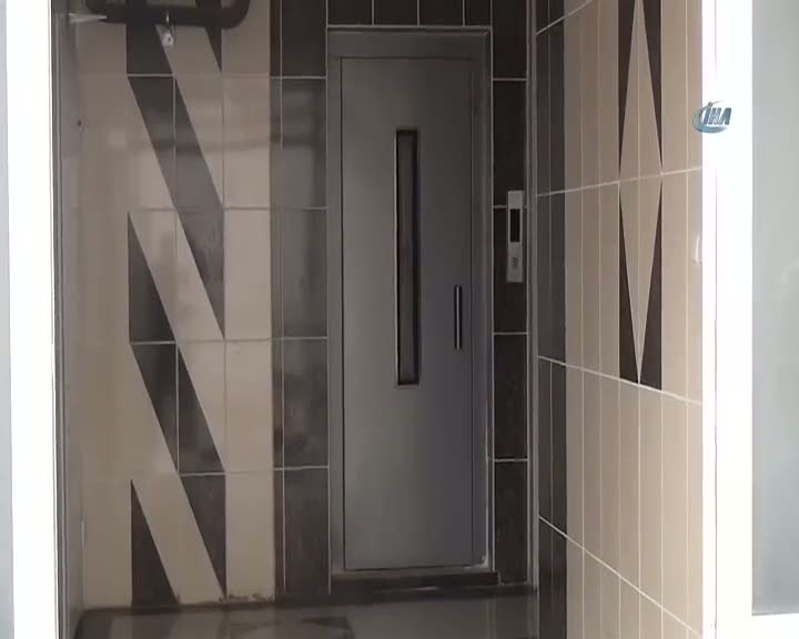 Yaşlı kadın asansör boşluğundan düştü