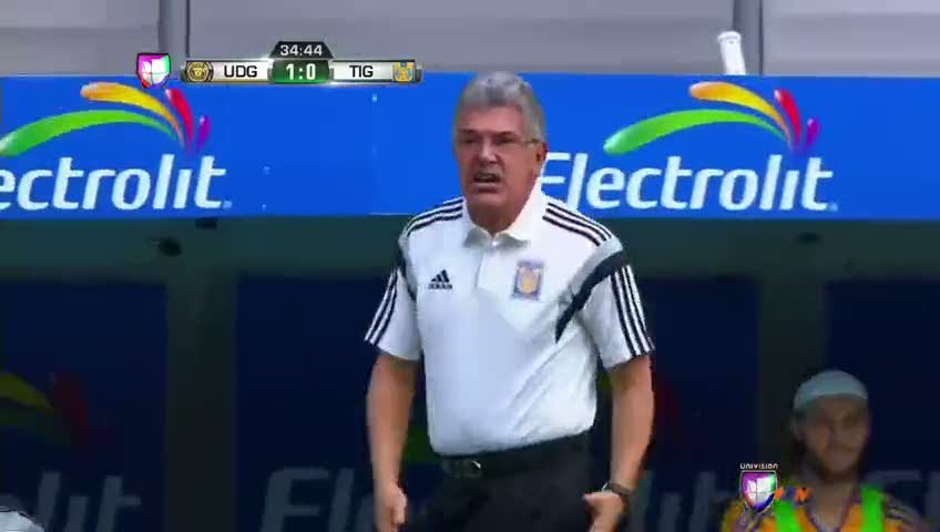 Hakem tribüne yolladı, hoca uyanıklık yaptı!