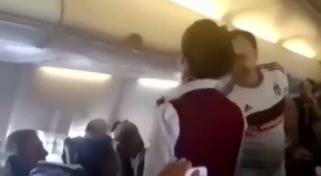 Hostes uçakta üçlü çektirdi!