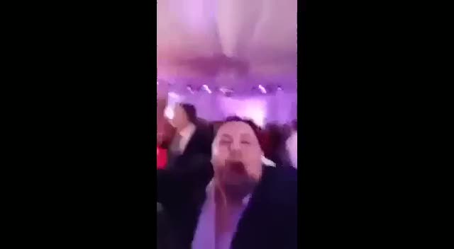 Demba Ba şarkısıyla düğünde halay çekmek