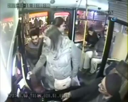 Otobüs şoförüne yumruklu saldırı kamerada