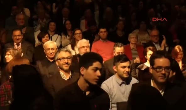 Cem Yılmaz güldürdü, Şener Şen ödül aldı