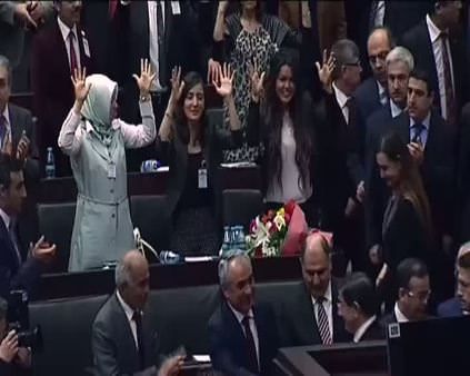 Başbakan Davutoğlu'na işaret diliyle tezahürat