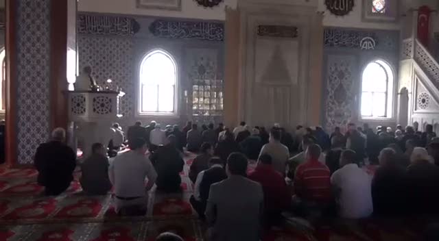 Down sendromlu genç ezan okudu cemaat gözyaşlarına boğuldu