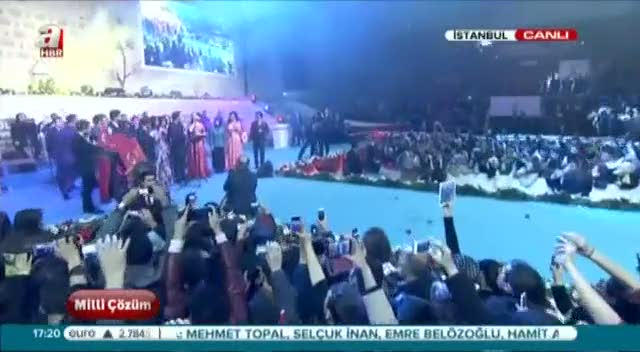 Davutoğlu sanatçılarla beraber şarkı söyledi