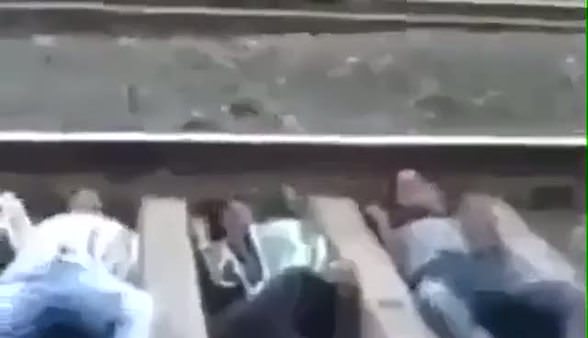 Çocukların tren yolundaki tehlikeli oyunu