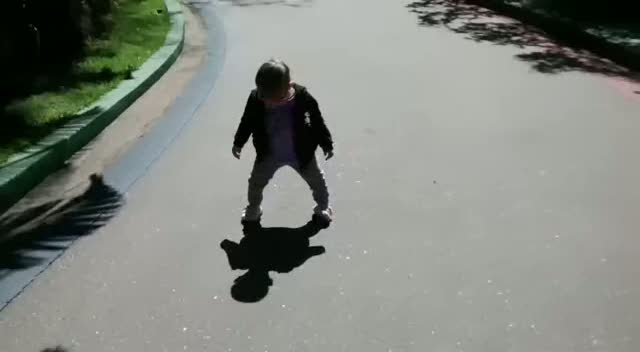 Gölgesinden kaçmaya çalışan çocuk