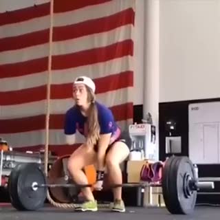 Tek kolu olmayan kız halteri böyle kaldırdı!