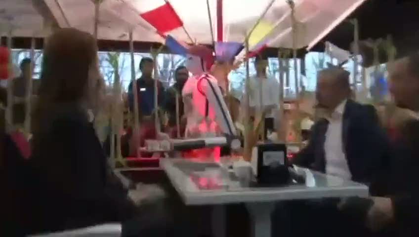 Robot garson iş başı yaptı