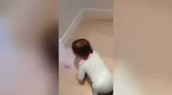 Merdivenlerden ustaca inen bebek