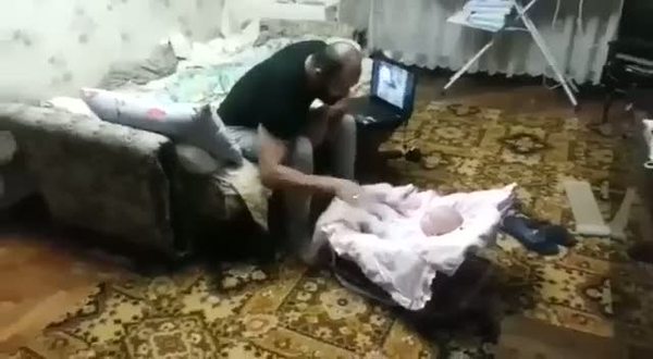 Bebeği babasından bakın ne koruyor!
