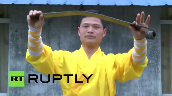 Matkaba kafa atarak güç gösterisi yapan kungfu ustası