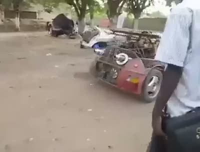 Kendi yaptıkları arabayla drift yapıyorlar