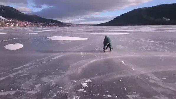 Ağaç kesme motorunu kullanarak buzda kaymak