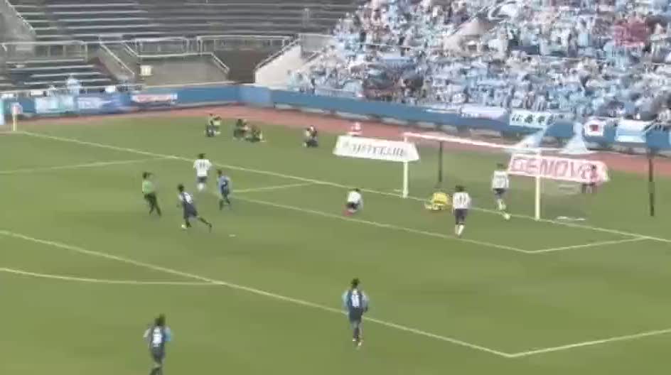 Dünyanın en yaşlı futbolcusunun kafa golü