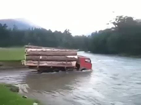 Tomruk yüklü kamyon nehirden bakın nasıl geçti?