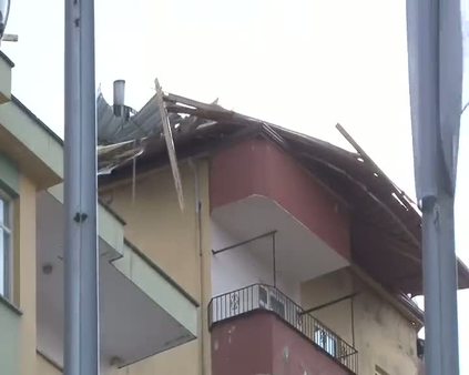 Rize'de şiddetli rüzgar çatıları uçurdu