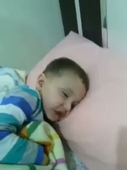 Uyurken sakız çiğneyen 2 yaşındaki Emir Yusuf