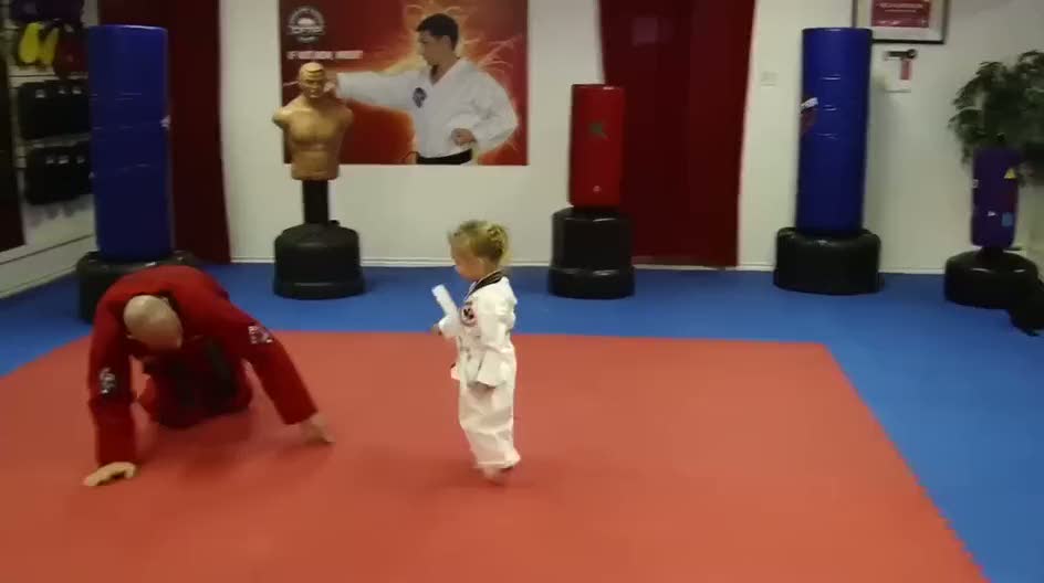 Hocasını pataklayan karateci bebek