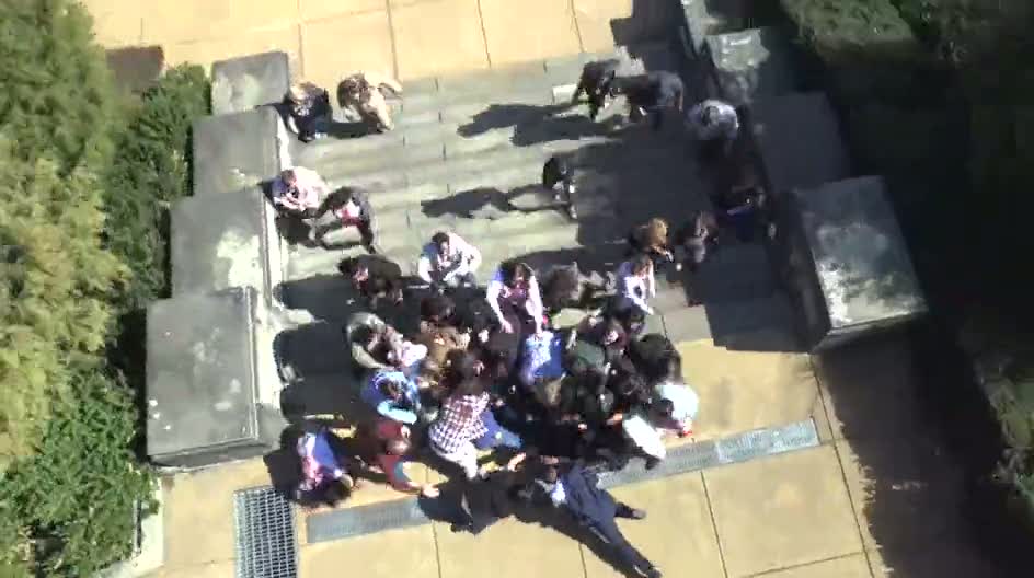 Sokakta İnsanların üzerine kana aç şekilde koşan zombi sürüsü