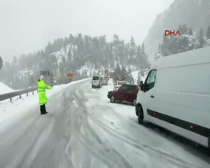 Antalya'da kar yolu kapattı