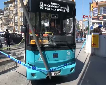 Kadıköy'de halk otobüsü ile ambulans çarpıştı