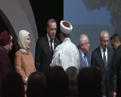 Başbakan ile Kılıçdaroğlu'nun gül jesti