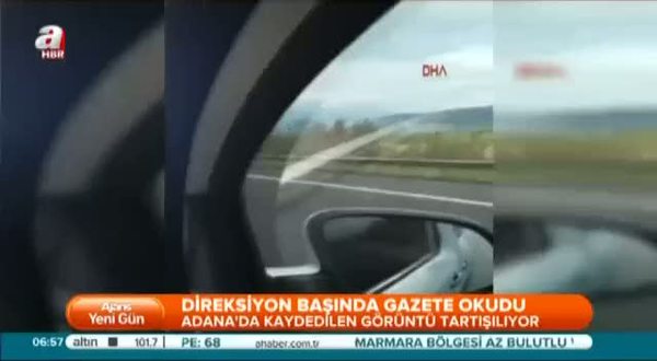 Adana'da bir sürücü direksiyon başında gazete okudu