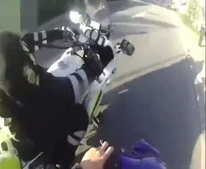 Motosikletli gencin polisle kovalamacası kamerada
