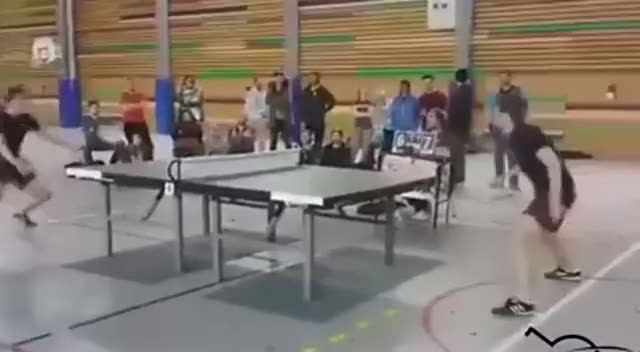 Kafayla masa tenisi oynamak