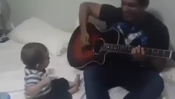 Babasının gitar çalmasına bakın nasıl tepki veriyor