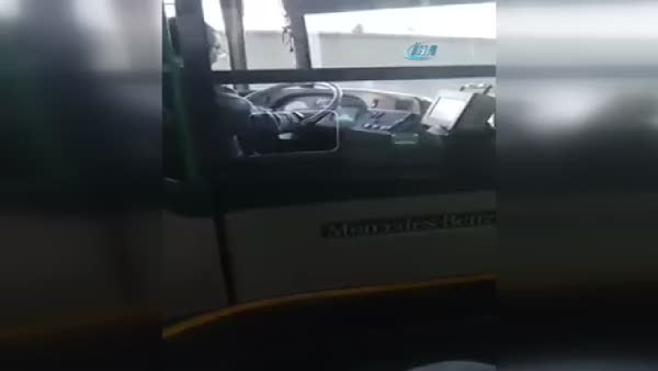 Otobüs şoförünün cep telefonu ve çay keyfi kamerada