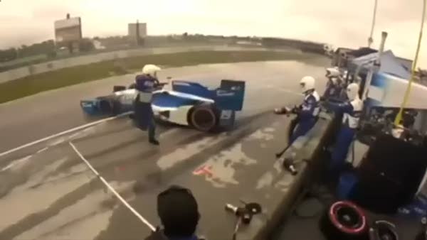 Otomobil yarışında inanılmaz kaza!
